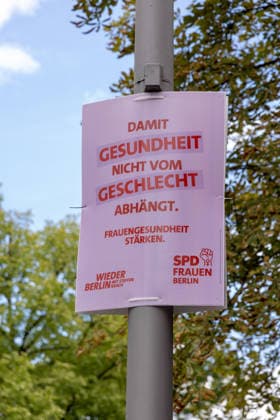 Wahl zum Abgeordnetenhaus, Wahlplakate in Berlin, 07.08.2026 Plakat der SPD Frauen in Berlin - Wahlplakate der Parteien zur 20.Wahl des Abgeordnetenhauses von Berlin und den Bezirksverordnetenversammlungen, Berliner Stadtgebiet, Berlin, 07.8.26 Berlin Berliner Stadtgebiet Berlin Deutschland *** Election to the House of Representatives, campaign posters in Berlin, August 7, 2026: Poster by the SPD Women’s Group in Berlin; election posters by the political parties for the 20th election to the Berlin House of Representatives and the district councils; Berlin metropolitan area, Berlin, August 7, 2026; Berlin metropolitan area, Berlin, Germany Copyright: xHolgerxMuchx