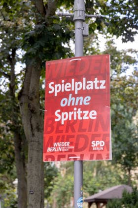 Wahl zum Abgeordnetenhaus, Wahlplakate in Berlin, 07.08.2026 Plakat Spielplatz ohne Spritzen SPD - Wahlplakate der Parteien zur 20.Wahl des Abgeordnetenhauses von Berlin und den Bezirksverordnetenversammlungen, Berliner Stadtgebiet, Berlin, 07.8.26 Berlin Berliner Stadtgebiet Berlin Deutschland *** Election to the House of Representatives, campaign posters in Berlin, August 7, 2026 Poster: Playground Without Syringes SPD Election posters from the political parties for the 20th election to the Berlin House of Representatives and the district councils, Berlin metropolitan area, Berlin, August 7, 2026 Berlin Berlin metropolitan area Berlin Germany Copyright: xHolgerxMuchx