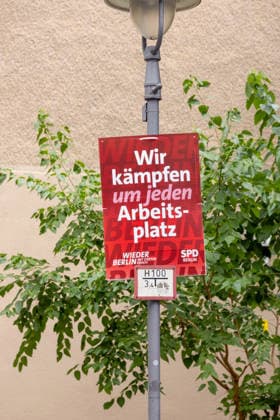 Wahl zum Abgeordnetenhaus, Wahlplakate in Berlin, 07.08.2026 Plakat Wir kämpfen um jeden Arbeitsplatz SPD - Wahlplakate der Parteien zur 20.Wahl des Abgeordnetenhauses von Berlin und den Bezirksverordnetenversammlungen, Berliner Stadtgebiet, Berlin, 07.8.26 Berlin Berliner Stadtgebiet Berlin Deutschland *** Election to the House of Representatives, campaign posters in Berlin, August 7, 2026 Poster: We’re fighting for every job SPD Election posters from the political parties for the 20th election to the Berlin House of Representatives and the district councils, Berlin metropolitan area, Berlin, August 7, 2026 Berlin Berlin metropolitan area Berlin Germany Copyright: xHolgerxMuchx