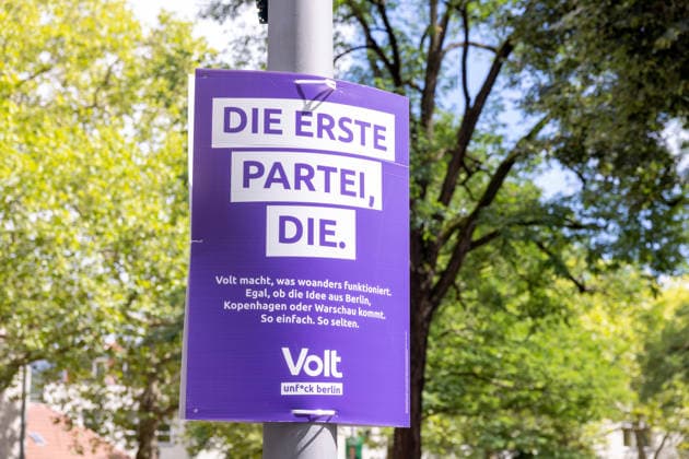 Wahl zum Abgeordnetenhaus, Wahlplakate in Berlin, 07.08.2026 Plakat Die erste Partei die. VOLT - Wahlplakate der Parteien zur 20.Wahl des Abgeordnetenhauses von Berlin und den Bezirksverordnetenversammlungen, Berliner Stadtgebiet, Berlin, 07.8.26 Berlin Berliner Stadtgebiet Berlin Deutschland *** Berlin House of Representatives Election, Election Posters in Berlin, August 7, 2026 Poster: The first party—VOLT. Election posters from the parties for the 20th election to the Berlin House of Representatives and the district councils, Berlin metropolitan area, Berlin, August 7, 2026, Berlin, Berlin metropolitan area, Berlin, Germany Copyright: xHolgerxMuchx