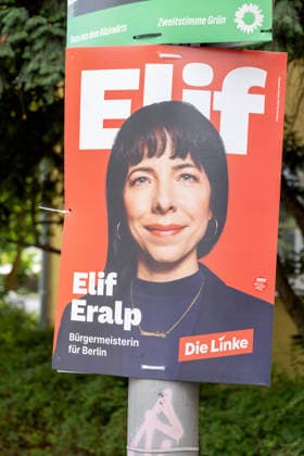 Wahl zum Abgeordnetenhaus, Wahlplakate in Berlin, 07.08.2026 Elif Eralp (Die Linke) - Kandidatin für das Amt des Regierenden Bürgermeisters von Berlin - Wahlplakate der Parteien zur 20.Wahl des Abgeordnetenhauses von Berlin und den Bezirksverordnetenversammlungen, Berliner Stadtgebiet, Berlin, 07.8.26 Berlin Berliner Stadtgebiet Berlin Deutschland *** Election to the House of Representatives, campaign posters in Berlin, August 7, 2026 Elif Eralp, The Left candidate for the office of Governing Mayor of Berlin; election posters of the parties for the 20th election to the Berlin House of Representatives and the district assemblies, Berlin city area, Berlin, August 7, 2026 Berlin, Berlin metropolitan area, Berlin, Germany Copyright: xHolgerxMuchx