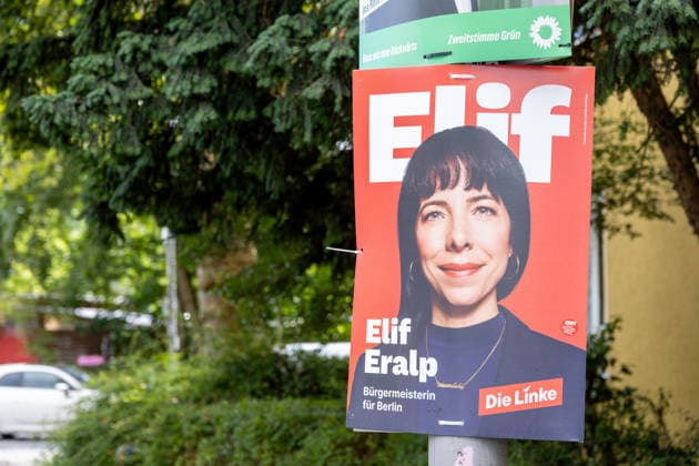 Wahl zum Abgeordnetenhaus, Wahlplakate in Berlin, 07.08.2026 Elif Eralp (Die Linke) - Kandidatin für das Amt des Regierenden Bürgermeisters von Berlin - Wahlplakate der Parteien zur 20.Wahl des Abgeordnetenhauses von Berlin und den Bezirksverordnetenversammlungen, Berliner Stadtgebiet, Berlin, 07.8.26 Berlin Berliner Stadtgebiet Berlin Deutschland *** Election to the House of Representatives, campaign posters in Berlin, August 7, 2026 Elif Eralp, The Left candidate for the office of Governing Mayor of Berlin; election posters of the parties for the 20th election to the Berlin House of Representatives and the district assemblies, Berlin city area, Berlin, August 7, 2026 Berlin, Berlin metropolitan area, Berlin, Germany Copyright: xHolgerxMuchx