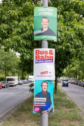 Wahl zum Abgeordnetenhaus, Wahlplakate in Berlin, 07.08.2026 Plakate: Christoph Störmer (GRÜNE), Direktkandidat für Friedenau - Bus & Bahn DIE LINKE - Christian Schoeler (CDU), Kandidat der CDU für Friedenau, Lindenhof und Marienhöhe - Wahlplakate der Parteien zur 20.Wahl des Abgeordnetenhauses von Berlin und den Bezirksverordnetenversammlungen, Berliner Stadtgebiet, Berlin, 07.8.26 Berlin Berliner Stadtgebiet Berlin Deutschland *** Election to the House of Representatives, campaign posters in Berlin, August 7, 2026 Posters: Christoph Störmer (The Greens), direct candidate for Friedenau (Bus and Train), Christian Schoeler (The Left), CDU candidate for Friedenau, Lindenhof, and Marienhöhe. Election posters of the political parties for Copyright: xHolgerxMuchx