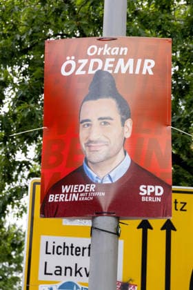 Wahl zum Abgeordnetenhaus, Wahlplakate in Berlin, 07.08.2026 Plakat: Orkan Özdemir (SPD) Friedenau, Lindenhof, Marienhöhe - Wahlplakate der Parteien zur 20.Wahl des Abgeordnetenhauses von Berlin und den Bezirksverordnetenversammlungen, Berliner Stadtgebiet, Berlin, 07.8.26 Berlin Berliner Stadtgebiet Berlin Deutschland *** Berlin House of Representatives Election, Election Posters in Berlin, August 7, 2026: Poster featuring Orkan Özdemir (SPD) for Friedenau, Lindenhof, and Marienhöhe; election posters from the political parties for the 20th election to the Berlin House of Representatives and the district councils; Berlin metropolitan area, Berlin, August 7, 2026, Berlin, Berlin metropolitan area, Berlin, Germany Copyright: xHolgerxMuchx