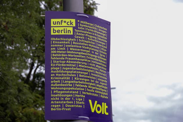 Wahl zum Abgeordnetenhaus, Wahlplakate in Berlin, 07.08.2026 Plakat: VOLT - Wahlplakate der Parteien zur 20.Wahl des Abgeordnetenhauses von Berlin und den Bezirksverordnetenversammlungen, Berliner Stadtgebiet, Berlin, 07.8.26 Berlin Berliner Stadtgebiet Berlin Deutschland *** Election to the House of Representatives, campaign posters in Berlin, August 7, 2026 VOLT poster; election posters of the political parties for the 20th election to the Berlin House of Representatives and the district councils, Berlin metropolitan area, Berlin, August 7, 2026 Berlin, Berlin metropolitan area, Berlin, Germany Copyright: xHolgerxMuchx
