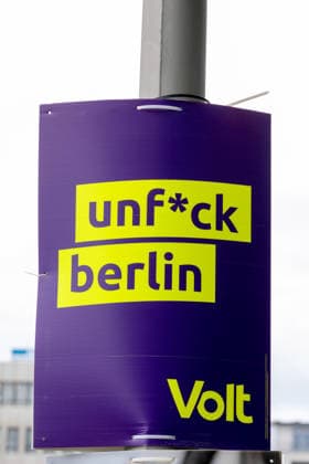 Wahl zum Abgeordnetenhaus, Wahlplakate in Berlin, 07.08.2026 Plakat: VOLT - Wahlplakate der Parteien zur 20.Wahl des Abgeordnetenhauses von Berlin und den Bezirksverordnetenversammlungen, Berliner Stadtgebiet, Berlin, 07.8.26 Berlin Berliner Stadtgebiet Berlin Deutschland *** Election to the House of Representatives, campaign posters in Berlin, August 7, 2026 VOLT poster; election posters of the political parties for the 20th election to the Berlin House of Representatives and the district councils, Berlin metropolitan area, Berlin, August 7, 2026 Berlin, Berlin metropolitan area, Berlin, Germany Copyright: xHolgerxMuchx