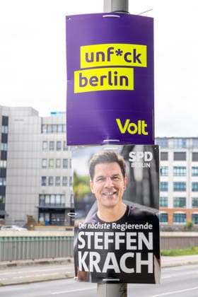 Wahl zum Abgeordnetenhaus, Wahlplakate in Berlin, 07.08.2026 Plakat: VOLT unf*ck berlin und Steffen Krach (SPD) - Kandidat für das Amt des Regierenden Bürgermeisters von Berlin - Wahlplakate der Parteien zur 20.Wahl des Abgeordnetenhauses von Berlin und den Bezirksverordnetenversammlungen, Berliner Stadtgebiet, Berlin, 07.8.26 Berlin Berliner Stadtgebiet Berlin Deutschland *** State Parliament Election, Campaign Posters in Berlin, August 7, 2026: VOLT poster unf*ck berlin and Steffen Krach, SPD candidate for the office of Governing Mayor of Berlin; election posters from the parties for the 20th election to the Berlin House of Representatives and the district assemblies; Berlin city area, Berlin, August 7, 2026, Berlin, Berlin metropol Copyright: xHolgerxMuchx