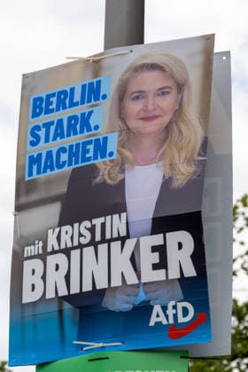 Wahl zum Abgeordnetenhaus, Wahlplakate in Berlin, 07.08.2026 Kristin Brinker (AfD) Kandidatin für das Amt des Regierenden Bürgermeisters von Berlin - Wahlplakate der Parteien zur 20.Wahl des Abgeordnetenhauses von Berlin und den Bezirksverordnetenversammlungen, Berliner Stadtgebiet, Berlin, 07.8.26 Berlin Berliner Stadtgebiet Berlin Deutschland *** Election to the House of Representatives, campaign posters in Berlin, August 7, 2026 Kristin Brinker, AfD candidate for the office of Governing Mayor of Berlin; election posters from the parties for the 20th election of the Berlin House of Representatives and the district assemblies; Berlin city area, Berlin, August 7, 2026 Berlin, Berlin metropolitan area, Berlin, Germany Copyright: xHolgerxMuchx