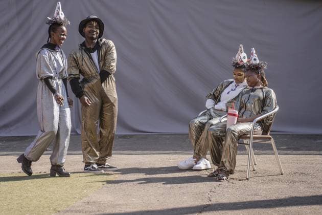 News Bilder des Tages Hey Hillbrow, Let s Dlala Festival in South Africa JOHANNESBURG, SOUTH AFRICA - AUGUST 8: Young performers in bird-inspired costumes dance through the streets during the annual Hey Hillbrow, Let s Dlala street arts festival in the Hillbrow neighborhood of Johannesburg, South Africa, on August 8, 2026. Centered around this year s theme Arise, the community event brought together more than 350 children and local artists to present vibrant music, dance, and theater performances celebrating youth empowerment and cultural expression. Ihsaan Haffejee Anadolu Johannesburg South Africa. Editorial use only. Please get in touch for any other usage.  Copyright: x2026xAnadoluxIhsaanxHaffejeex