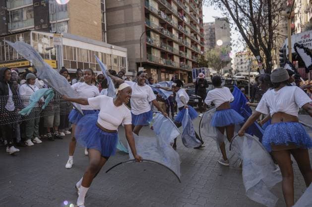 Hey Hillbrow, Let s Dlala Festival in South Africa JOHANNESBURG, SOUTH AFRICA - AUGUST 8: Young performers in bird-inspired costumes dance through the streets during the annual Hey Hillbrow, Let s Dlala street arts festival in the Hillbrow neighborhood of Johannesburg, South Africa, on August 8, 2026. Centered around this year s theme Arise, the community event brought together more than 350 children and local artists to present vibrant music, dance, and theater performances celebrating youth empowerment and cultural expression. Ihsaan Haffejee Anadolu Johannesburg South Africa. Editorial use only. Please get in touch for any other usage.  Copyright: x2026xAnadoluxIhsaanxHaffejeex