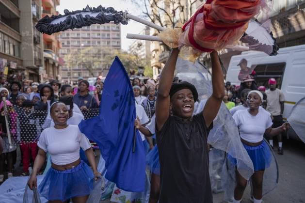 Hey Hillbrow, Let s Dlala Festival in South Africa JOHANNESBURG, SOUTH AFRICA - AUGUST 8: Young performers in bird-inspired costumes dance through the streets during the annual Hey Hillbrow, Let s Dlala street arts festival in the Hillbrow neighborhood of Johannesburg, South Africa, on August 8, 2026. Centered around this year s theme Arise, the community event brought together more than 350 children and local artists to present vibrant music, dance, and theater performances celebrating youth empowerment and cultural expression. Ihsaan Haffejee Anadolu Johannesburg South Africa. Editorial use only. Please get in touch for any other usage.  Copyright: x2026xAnadoluxIhsaanxHaffejeex