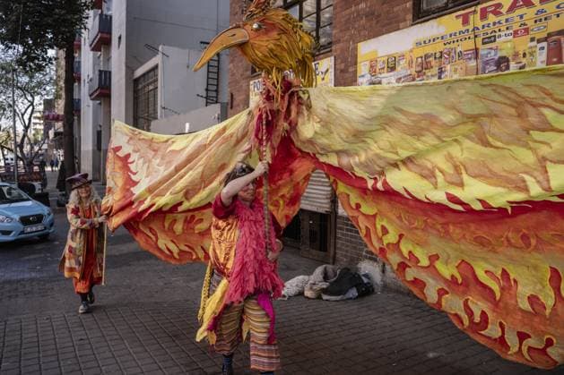 Hey Hillbrow, Let s Dlala Festival in South Africa JOHANNESBURG, SOUTH AFRICA - AUGUST 8: Young performers in bird-inspired costumes dance through the streets during the annual Hey Hillbrow, Let s Dlala street arts festival in the Hillbrow neighborhood of Johannesburg, South Africa, on August 8, 2026. Centered around this year s theme Arise, the community event brought together more than 350 children and local artists to present vibrant music, dance, and theater performances celebrating youth empowerment and cultural expression. Ihsaan Haffejee Anadolu Johannesburg South Africa. Editorial use only. Please get in touch for any other usage.  Copyright: x2026xAnadoluxIhsaanxHaffejeex