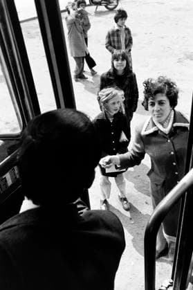 Zu Besuch in Shkodra Abschied an der Reisebustür, Albanien 1980. Saying goodbye at the coach door, Albania 1980., Shkodra Albanien Copyright: ErichxAndres EAN_6210873