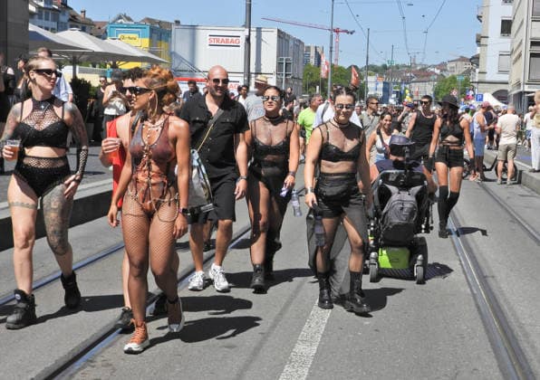 08.08.2026 Schweiz Zuerich Street Parade.Bild 33.Street Parade, Raver unterwegs. *** August 8, 2026, Switzerland, Zurich, Street Parade, Image 33: Street Parade, a raver on the move 