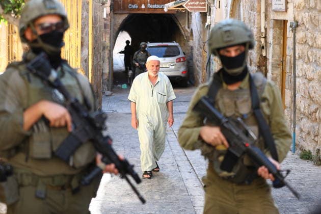 Israeli settlers, protected by Israeli forces, raid West Bank s Hebron HEBRON, WEST BANK, PALESTINE - AUGUST 08: Israeli forces block entrances and exits with iron barriers, restricting Palestinians movement during raid accompanied by Israeli settlers in Hebron, West Bank, Palestine on August 08, 2026. Wisam Hashlamoun Anadolu Hebron West Bank. Editorial use only. Please get in touch for any other usage.  Copyright: x2026xAnadoluxWisamxHashlamounx