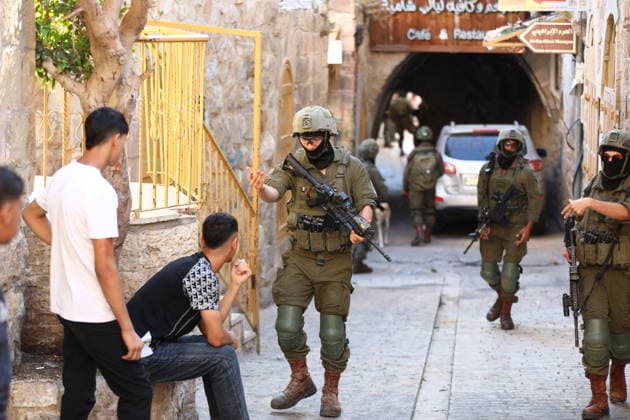 Israeli settlers, protected by Israeli forces, raid West Bank s Hebron HEBRON, WEST BANK, PALESTINE - AUGUST 08: Israeli forces block entrances and exits with iron barriers, restricting Palestinians movement during raid accompanied by Israeli settlers in Hebron, West Bank, Palestine on August 08, 2026. Wisam Hashlamoun Anadolu Hebron West Bank. Editorial use only. Please get in touch for any other usage.  Copyright: x2026xAnadoluxWisamxHashlamounx