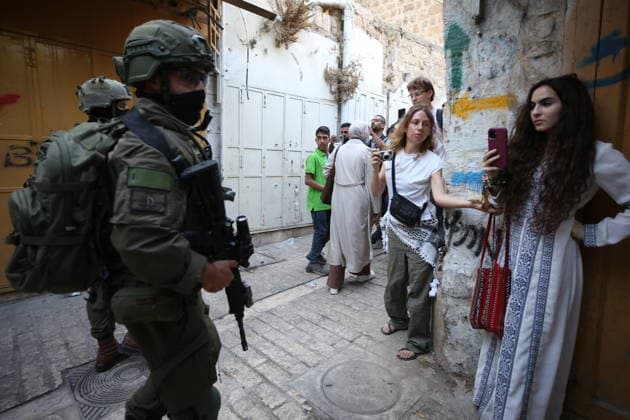 Israeli settlers, protected by Israeli forces, raid West Bank s Hebron HEBRON, WEST BANK, PALESTINE - AUGUST 08: Israeli forces block entrances and exits with iron barriers, restricting Palestinians movement during raid accompanied by Israeli settlers in Hebron, West Bank, Palestine on August 08, 2026. Wisam Hashlamoun Anadolu Hebron West Bank. Editorial use only. Please get in touch for any other usage.  Copyright: x2026xAnadoluxWisamxHashlamounx