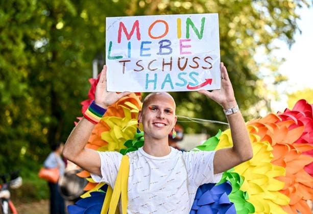 Ruhr Pride CSD ** NUR FÜR REDAKTIONELLE ZWECKE ** EDITORIAL USE ONLY **<p>Ruhr Pride CSD am Samstag, 8. August 2026 in Essen. Tausende nehmen an der Queeren Parade teil. Deutschland NRW Essen Copyright: VladimirxWegener *** Ruhr Pride CSD ** FOR EDITORIAL PURPOSES ONLY ** EDITORIAL USE ONLY ** p Ruhr Pride CSD on Saturday, August 8, 2026, in Essen Thousands take part in the Queer Parade Germany North Rhine-Westphalia Essen Copyright VladimirxWegener Copyright: VladimirxWegener doc872la2ihknd1jufb5vj0 ,EDITORIAL USE ONLY