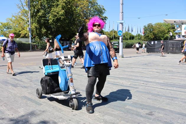 08.08.2026 Schweiz Zuerich 33. Street Parade.Bild ,Raver mit Elektromibild. *** August 8, 2026, Zurich, Switzerland, 33rd Street Parade: Photo of a raver with an electric car 