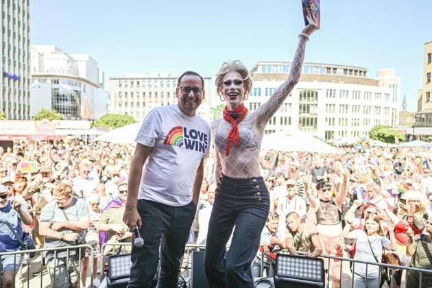 Ruhr Pride CSD ** NUR FÜR REDAKTIONELLE ZWECKE ** EDITORIAL USE ONLY **<p>Thomas Kufen (Oberbürgermeister der Stadt Essen 1.v.l) bei der Ruhr Pride CSD am Samstag, 8. August 2026 in Essen. Tausende nehmen an der Queeren Parade teil. Deutschland NRW Essen Copyright: VladimirxWegener *** Ruhr Pride CSD ** FOR EDITORIAL USE ONLY ** EDITORIAL USE ONLY ** p Thomas Kufen, Mayor of Essen, 1st from left, at the Ruhr Pride CSD on Saturday, August 8, 2026, in Essen. Thousands take part in the Queer Parade. Germany, North Rhine-Westphalia, Essen. Copyright VladimirxWegener Copyright: VladimirxWegener doc872lbvxzjif1deipb1cqx ,EDITORIAL USE ONLY