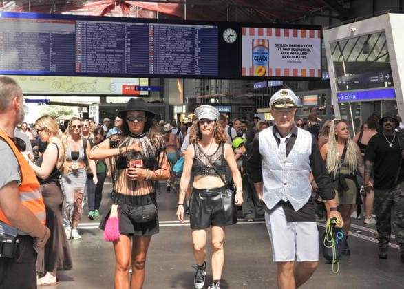08.08.2026 Schweiz Zuerich 33. Street Parade.Bild ,Raver per Bahn zur Street Parade. *** August 8, 2026, Zurich, Switzerland, 33rd Street Parade: Photo of a raver taking the train to the Street Parade 