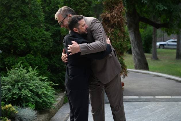 News Bilder des Tages Zelensky meets Serbian president during first official visit to Belgrade Ukrainian President Volodymyr Zelensky meets Serbian President Aleksandar Vucic and other officials during an official visit to Belgrade, Serbia, on August 8, 2026. The visit, Zelensky s first to Serbia, comes as the two countries seek to strengthen bilateral relations and discuss security, economic cooperation, and relations with the European Union. Photo by PRESIDENT OF UKRAINE apaimages Ukraine Ukraine Ukraine 080826_Serbia_UPO_00(56).jpeg Copyright: xapaimagesxPRESIDENTxOFxUKRAINEx xapaimagesx