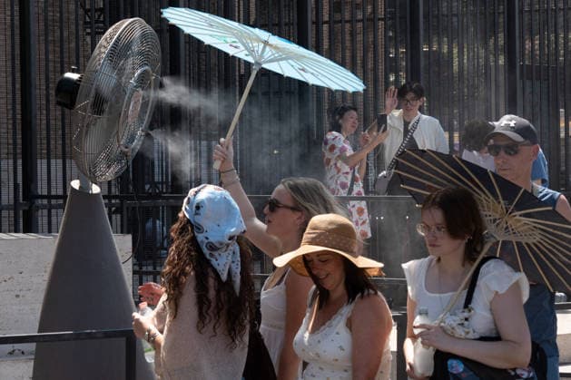 Rome Swelters in Historic Summer Heatwave - Rome Tourists and locals seek shade near iconic landmarks and cool off at public fountains as temperatures surge across Rome, Italy on August 8, 2026, during an intense heatwave. Photo by Andrea Bracaglia ABACAPRESS.COM Rome Italy Rome Italy Italy  Copyright: xBracagliaxAndrea ABACAx