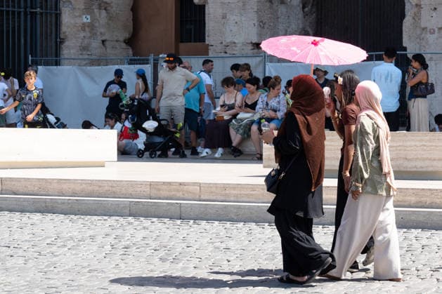 Rome Swelters in Historic Summer Heatwave - Rome Tourists and locals seek shade near iconic landmarks and cool off at public fountains as temperatures surge across Rome, Italy on August 8, 2026, during an intense heatwave. Photo by Andrea Bracaglia ABACAPRESS.COM Rome Italy Rome Italy Italy  Copyright: xBracagliaxAndrea ABACAx