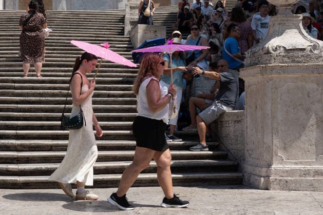 Rome Swelters in Historic Summer Heatwave - Rome Tourists and locals seek shade near iconic landmarks and cool off at public fountains as temperatures surge across Rome, Italy on August 8, 2026, during an intense heatwave. Photo by Andrea Bracaglia ABACAPRESS.COM Rome Italy Rome Italy Italy  Copyright: xBracagliaxAndrea ABACAx