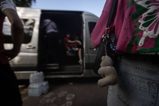 Mass evacuations of residents in Kramatorsk KRAMATORSK, UKRAINE - AUGUST 08: A young woman with a plush toy attached to her bag stands by a van during an evacuation from Kramatorsk, Ukraine, on August 08, 2026. Francisco Richart Anadolu Kramatorsk Ukraine. Editorial use only. Please get in touch for any other usage.  Copyright: x2026xAnadoluxFranciscoxRichartx
