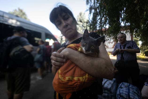 News Bilder des Tages Mass evacuations of residents in Kramatorsk KRAMATORSK, UKRAINE - AUGUST 08: A resident with a cat stands beside a van during an evacuation from Kramatorsk, Ukraine, on August 08, 2026. Francisco Richart Anadolu Kramatorsk Ukraine. Editorial use only. Please get in touch for any other usage.  Copyright: x2026xAnadoluxFranciscoxRichartx