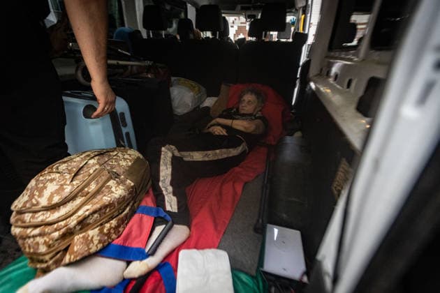Mass evacuations of residents in Kramatorsk KRAMATORSK, UKRAINE - AUGUST 08: An elderly woman lies in the back of a van during an evacuation from Kramatorsk, Ukraine, on August 08, 2026. Francisco Richart Anadolu Kramatorsk Ukraine. Editorial use only. Please get in touch for any other usage.  Copyright: x2026xAnadoluxFranciscoxRichartx
