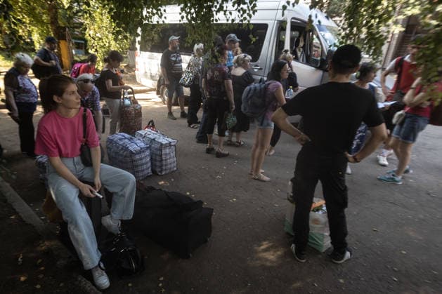 Mass evacuations of residents in Kramatorsk KRAMATORSK, UKRAINE - AUGUST 08: A group of residents wait around a van to be evacuated from Kramatorsk, Ukraine, on August 08, 2026. Francisco Richart Anadolu Kramatorsk Ukraine. Editorial use only. Please get in touch for any other usage.  Copyright: x2026xAnadoluxFranciscoxRichartx