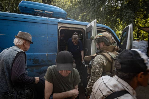 Mass evacuations of residents in Kramatorsk KRAMATORSK, UKRAINE - AUGUST 08: Residents arrive from their homes at an evacuation point in an armored van to be evacuated out of Kramatorsk, Ukraine, on August 08, 2026. Francisco Richart Anadolu Kramatorsk Ukraine. Editorial use only. Please get in touch for any other usage.  Copyright: x2026xAnadoluxFranciscoxRichartx