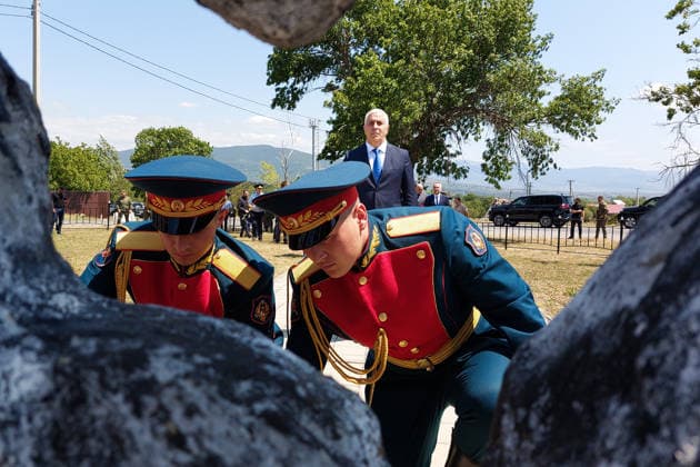 News Bilder des Tages SOUTH OSSETIA, TSKHINVAL - AUGUST 8, 2026: South Ossetia s interim president Marat Kambolov (C back) takes part in a flower laying ceremony at the monument marking the site where defenders of Tskhinval were killed during Georgia s aggression against South Ossetia in 2008. Alyona Tedeyeva TASS  95914399