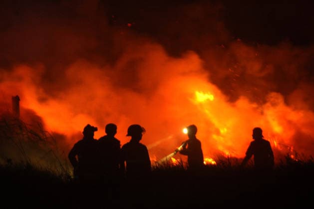 Firefighters battle forest fire in Indonesia s South Sumatra Province SOUTH SUMATRA, INDONESIA - AUGUST 8: Firefighters carry out operations to extinguish a forest fire in a wooded area of South Sumatra province, Indonesia on August 8, 2026. Efforts to control and suppress the blaze remain ongoing as emergency response teams work non-stop to contain the spread. Muhammad Fajri Anadolu South Sumatra Indonesia. Editorial use only. Please get in touch for any other usage.  Copyright: x2026xAnadoluxMuhammadxFajrix