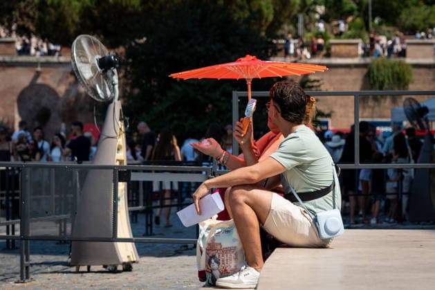 Record heat continues, with all of Italy on high alert for the high temperatures, but tourists are not giving up and crowding the Colosseum and the Spanish Steps in Rome, Italy, on 08 August 2026. Record heat continues, with all of Italy on high alert for the high temperatures, but tourists are not giving up and crowding the Colosseum and the Spanish Steps in Rome, Italy, on 08 August 2026., Credit:Stefano Costantino TTL Stefano Costantino Avalon Italy, Rome  Copyright: xStefanoxCostantinoxTTLx xStefanoxCostantinox xAvalonx 1121598708