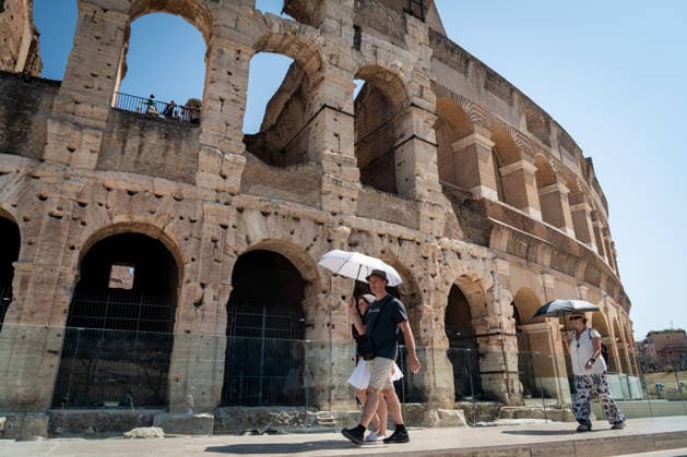 Record heat continues, with all of Italy on high alert for the high temperatures, but tourists are not giving up and crowding the Colosseum and the Spanish Steps in Rome, Italy, on 08 August 2026. Record heat continues, with all of Italy on high alert for the high temperatures, but tourists are not giving up and crowding the Colosseum and the Spanish Steps in Rome, Italy, on 08 August 2026., Credit:Stefano Costantino TTL Stefano Costantino Avalon Italy, Rome  Copyright: xStefanoxCostantinoxTTLx xStefanoxCostantinox xAvalonx 1121598853
