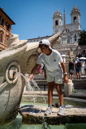 Record heat continues, with all of Italy on high alert for the high temperatures, but tourists are not giving up and crowding the Colosseum and the Spanish Steps in Rome, Italy, on 08 August 2026. Record heat continues, with all of Italy on high alert for the high temperatures, but tourists are not giving up and crowding the Colosseum and the Spanish Steps in Rome, Italy, on 08 August 2026., Credit:Stefano Costantino TTL Stefano Costantino Avalon Italy, Rome  Copyright: xStefanoxCostantinoxTTLx xStefanoxCostantinox xAvalonx 1121599129