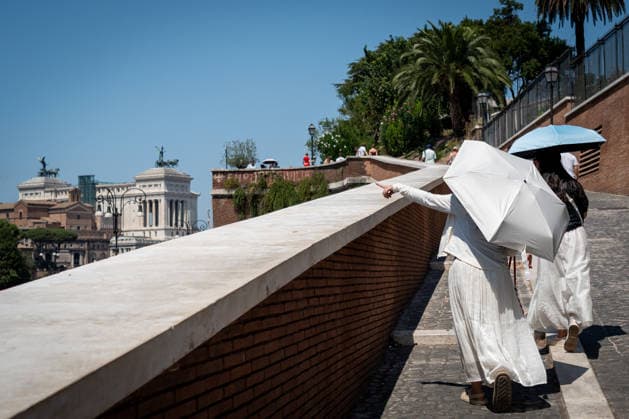 Record heat continues, with all of Italy on high alert for the high temperatures, but tourists are not giving up and crowding the Colosseum and the Spanish Steps in Rome, Italy, on 08 August 2026. Record heat continues, with all of Italy on high alert for the high temperatures, but tourists are not giving up and crowding the Colosseum and the Spanish Steps in Rome, Italy, on 08 August 2026., Credit:Stefano Costantino TTL Stefano Costantino Avalon Italy, Rome  Copyright: xStefanoxCostantinoxTTLx xStefanoxCostantinox xAvalonx 1121599157