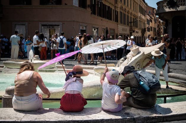 Record heat continues, with all of Italy on high alert for the high temperatures, but tourists are not giving up and crowding the Colosseum and the Spanish Steps in Rome, Italy, on 08 August 2026. Record heat continues, with all of Italy on high alert for the high temperatures, but tourists are not giving up and crowding the Colosseum and the Spanish Steps in Rome, Italy, on 08 August 2026., Credit:Stefano Costantino TTL Stefano Costantino Avalon Italy, Rome  Copyright: xStefanoxCostantinoxTTLx xStefanoxCostantinox xAvalonx 1121599194