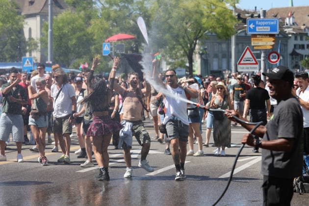 08.08.2026 Zuerich , SCHWEIZ, 33. Streetparade Zuerich Abkuehlung fuer die Teilnehmer *** August 8, 2026, Zurich, SWITZERLAND, 33rd Zurich Street Parade: A Way to Cool Off for Participants 