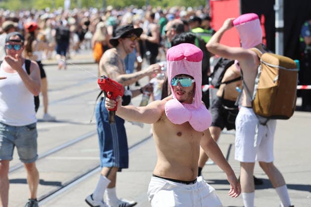 08.08.2026 Zuerich , SCHWEIZ, 33. Streetparade Zuerich Teilnehmer mit Wasserpistole *** August 8, 2026, Zurich, SWITZERLAND, 33rd Zurich Street Parade participant with a water gun 