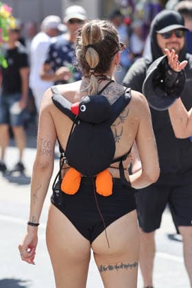08.08.2026 Zuerich , SCHWEIZ, 33. Streetparade Zuerich Teilnehmerin mit Pingu Rucksack *** August 8, 2026, Zurich, SWITZERLAND, 33rd Zurich Street Parade participant with a penguin backpack 