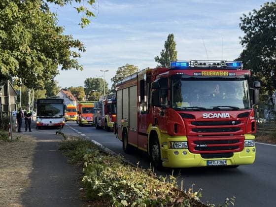 Brückenspringer mutmaßlich nach sprung nicht mehr aufgetaucht - Großeinsatz am Rhein-Herne Kanal - Nähe der Cranger Kirmes - Recklinghäuser Straßenbrücke 7aIMG: 0568838 Brückenspringer mutmaßlich nach sprung nicht mehr aufgetaucht - Großeinsatz am Rhein-Herne Kanal - Nähe der Cranger Kirmes - Recklinghäuser StraßenbrückeNordrhein-Westfalen, Herne *** Bridge Jumper Presumed Not to Have Resurfaced After Jump; Large-Scale Search Operation on the Rhine-Herne Canal Near the Cranger Kirmes Recklinghausen Road Bridge 7aIMG 0568838 Bridge Jumper Presumed Not to Have Resurfaced After Jump; Large-Scale Search Operation on the Rhine-Herne Canal near the Cranger Kirmes and the Recklinghausen road bridge, North Rhine-Westphalia, Herne Copyright: 7aktuell.dex xMarcxGruber 0568838 20260808_7a_express_20260808_9604_568838