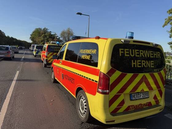 Brückenspringer mutmaßlich nach sprung nicht mehr aufgetaucht - Großeinsatz am Rhein-Herne Kanal - Nähe der Cranger Kirmes - Recklinghäuser Straßenbrücke 7aIMG: 0568839 Brückenspringer mutmaßlich nach sprung nicht mehr aufgetaucht - Großeinsatz am Rhein-Herne Kanal - Nähe der Cranger Kirmes - Recklinghäuser StraßenbrückeNordrhein-Westfalen, Herne *** Bridge jumper presumed not to have resurfaced after jump; large-scale search operation on the Rhine-Herne Canal near the Cranger Kirmes Recklinghausen road bridge 7aIMG 0568839 Bridge jumper presumed not to have resurfaced after jump; large-scale search operation on the Rhine-Herne Canal near the Cranger Kirmes and the Recklinghausen road bridge, North Rhine-Westphalia, Herne Copyright: 7aktuell.dex xMarcxGruber 0568839 20260808_7a_express_20260808_9604_568839