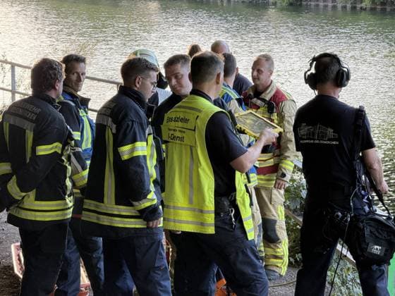 Brückenspringer mutmaßlich nach sprung nicht mehr aufgetaucht - Großeinsatz am Rhein-Herne Kanal - Nähe der Cranger Kirmes - Recklinghäuser Straßenbrücke 7aIMG: 0568840 Brückenspringer mutmaßlich nach sprung nicht mehr aufgetaucht - Großeinsatz am Rhein-Herne Kanal - Nähe der Cranger Kirmes - Recklinghäuser StraßenbrückeNordrhein-Westfalen, Herne *** Bridge Jumper Presumed Not to Have Resurfaced After Jump; Major Search Operation on the Rhine-Herne Canal Near the Cranger Kirmes Recklinghausen Road Bridge 7aIMG 0568840 Bridge Jumper Presumed Not to Have Resurfaced After Jump; Major Search Operation on the Rhine-Herne Canal near the Cranger Kirmes and the Recklinghausen road bridge, North Rhine-Westphalia, Herne Copyright: 7aktuell.dex xMarcxGruber 0568840 20260808_7a_express_20260808_9604_568840