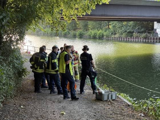 Brückenspringer mutmaßlich nach sprung nicht mehr aufgetaucht - Großeinsatz am Rhein-Herne Kanal - Nähe der Cranger Kirmes - Recklinghäuser Straßenbrücke 7aIMG: 0568842 Brückenspringer mutmaßlich nach sprung nicht mehr aufgetaucht - Großeinsatz am Rhein-Herne Kanal - Nähe der Cranger Kirmes - Recklinghäuser StraßenbrückeNordrhein-Westfalen, Herne *** Bridge Jumper Presumed Not to Have Resurfaced After Jump; Major Search Operation on the Rhine-Herne Canal Near the Cranger Kirmes Recklinghausen Road Bridge 7aIMG 0568842 Bridge Jumper Presumed Not to Have Resurfaced After Jump; Major Search Operation on the Rhine-Herne Canal near the Cranger Kirmes and the Recklinghausen road bridge, North Rhine-Westphalia, Herne Copyright: 7aktuell.dex xMarcxGruber 0568842 20260808_7a_express_20260808_9604_568842
