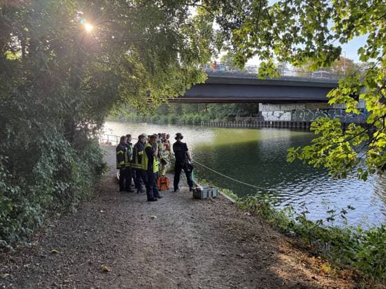 Brückenspringer mutmaßlich nach sprung nicht mehr aufgetaucht - Großeinsatz am Rhein-Herne Kanal - Nähe der Cranger Kirmes - Recklinghäuser Straßenbrücke 7aIMG: 0568843 Brückenspringer mutmaßlich nach sprung nicht mehr aufgetaucht - Großeinsatz am Rhein-Herne Kanal - Nähe der Cranger Kirmes - Recklinghäuser StraßenbrückeNordrhein-Westfalen, Herne *** Bridge jumper presumed not to have resurfaced after jump; large-scale search operation on the Rhine-Herne Canal near the Cranger Kirmes Recklinghausen road bridge 7aIMG 0568843 Bridge jumper presumed not to have resurfaced after jump; large-scale search operation on the Rhine-Herne Canal near the Cranger Kirmes and the Recklinghausen road bridge, North Rhine-Westphalia, Herne Copyright: 7aktuell.dex xMarcxGruber 0568843 20260808_7a_express_20260808_9604_568843