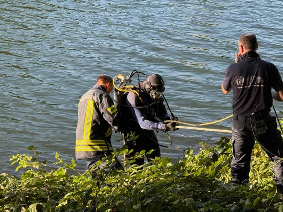 Brückenspringer mutmaßlich nach sprung nicht mehr aufgetaucht - Großeinsatz am Rhein-Herne Kanal - Nähe der Cranger Kirmes - Recklinghäuser Straßenbrücke 7aIMG: 0568866 Brückenspringer mutmaßlich nach sprung nicht mehr aufgetaucht - Großeinsatz am Rhein-Herne Kanal - Nähe der Cranger Kirmes - Recklinghäuser StraßenbrückeNordrhein-Westfalen, Herne *** Bridge Jumper Presumed Not to Have Resurfaced After Jump; Major Search Operation on the Rhine-Herne Canal Near the Cranger Kirmes Recklinghausen Road Bridge 7aIMG 0568866 Bridge Jumper Presumed Not to Have Resurfaced After Jump; Major Search Operation on the Rhine-Herne Canal near the Cranger Kirmes and the Recklinghausen road bridge, North Rhine-Westphalia, Herne Copyright: 7aktuell.dex xMarcxGruber 0568866 20260808_7a_express_20260808_9604_568866